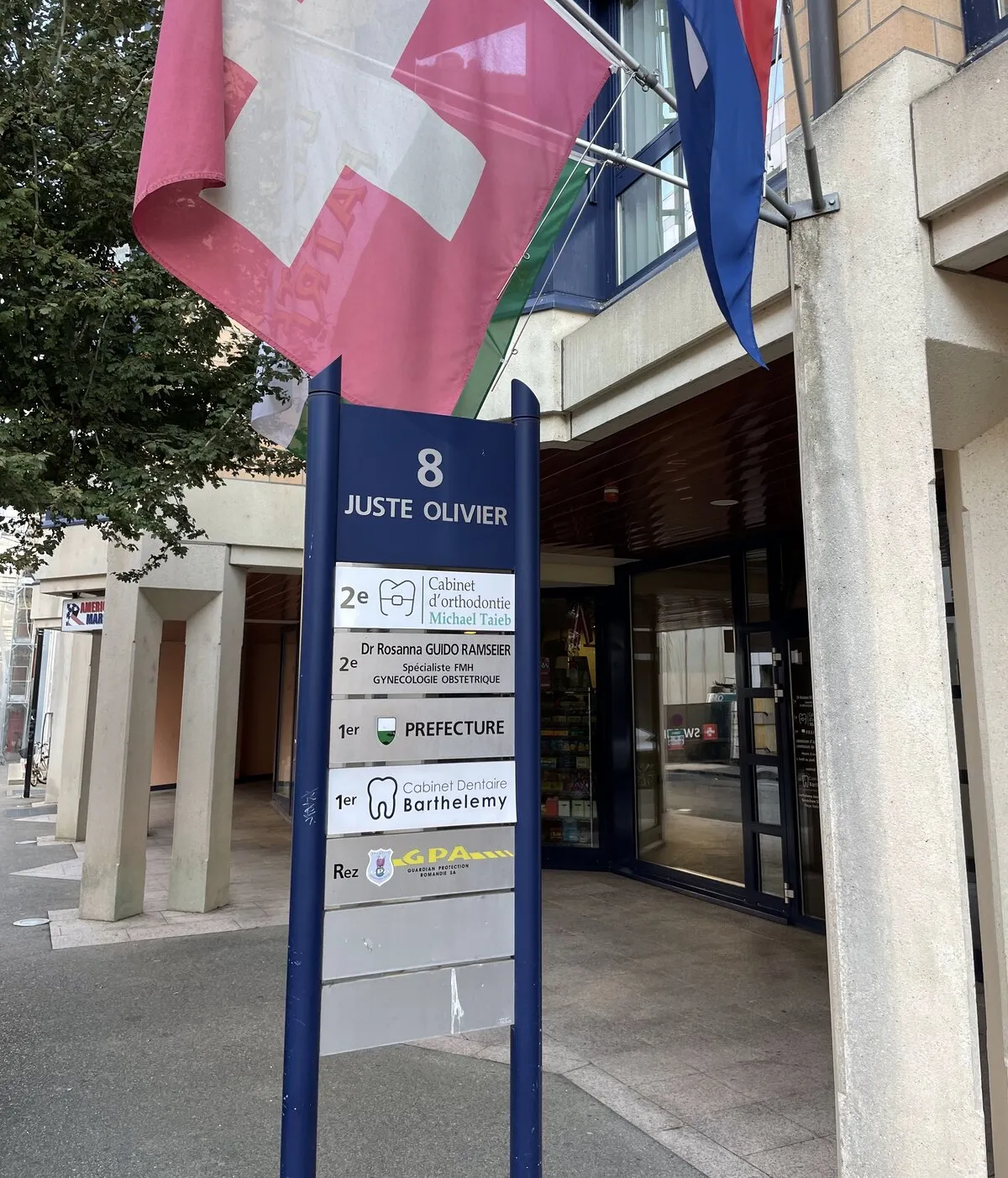 L’entrée du numéro 8 de la rue Juste-Olivier, avec le panneau qui indique le cabinet au 2e étage.